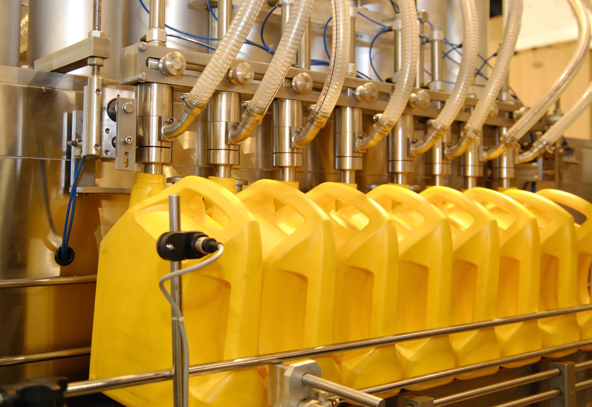 Food & Beverage industry - production line filling bottles with corn oil.
